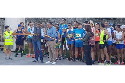 Molinaseca acogió la salida y meta de la carrera Camino de Santiagoo. ATLETISMO LA BAÑEZA/GUILLE/MÓNICA PÉREZ