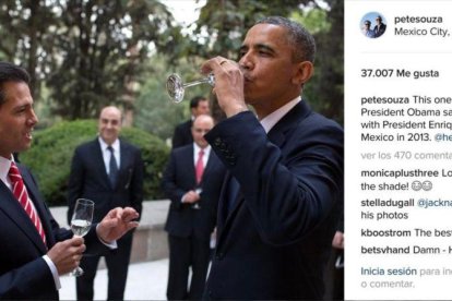 Uno de los posts de Souza en el que se ve a Barack Obama bebiendo tequila con Enrique Peña Nieto.