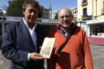 Javier García-Prieto y Vicente de Barrio, instantes antes de la firma del libro de este último.