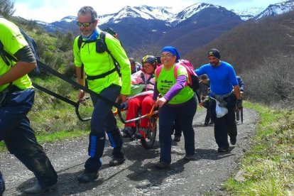 Miembros de la Fundación  Fundación Global Nature llevan a personas con movilidad reducida en Picos de Europa