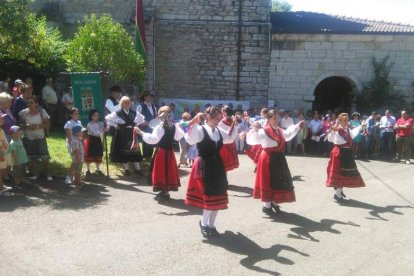 En la romería no faltó una demostración de bailes regionales. PLANILLO