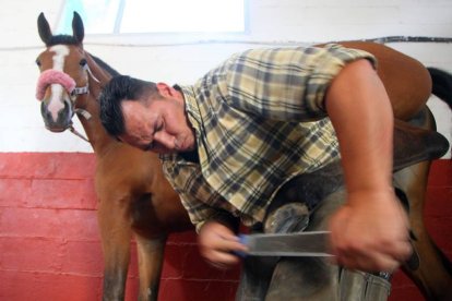 Jonathan Carvalho, herrador de caballos.