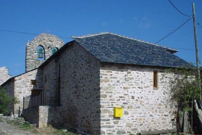 Las campanas siguen en Foncebadón gracias a María. L. DE LA MATA