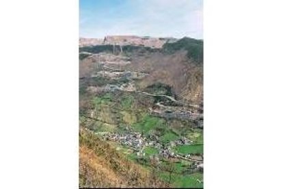 El Feixolín, con el cielo abierto en lo alto y el pueblo de Orallo en el valle