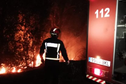 Un momento de la intervención de los bomberos en La Candamia. LUIS CANAL