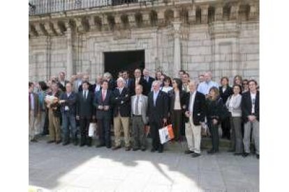 Riesco posa con los participantes en el primer encuentro de cirujanos