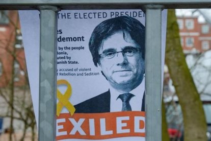 Cartel de apoyo a Carles Puigdemont en la entrada de la prisión de Neumünster