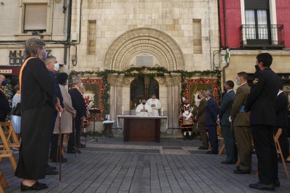 Homenaje de la corporación municipal en la capilla del Cristo de la Victoria. F. Otero Perandones.