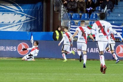 Los jugadores del Rayo celebran el gol conseguido en Mendizorroza.