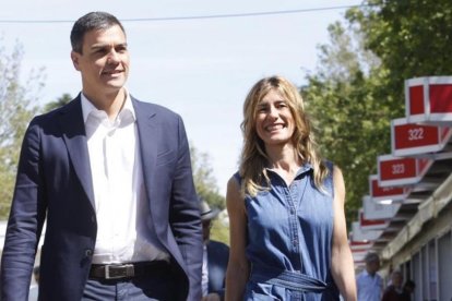 Pedro Sánchez y su mujer, Begoña Gómez, este martes en la Feria del Libro de Madrid.