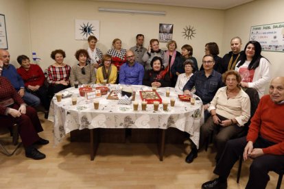 El doctor Fernando Escalante, en el centro con camisa azul, con el grupo de pacientes que participa en el proyecto ‘Café con tu hematólogo’. MARCIANO PÉREZ