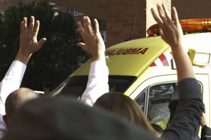 Un grupo de unas cincuenta personas que protestan contra el sacrificio de Excalibur, el perro de la auxiliar de enfermería contagiada por ébola intentaron evitar esta mañana la entrada en la urbanización en la que vive, en la localidad madrileña de Alcorc