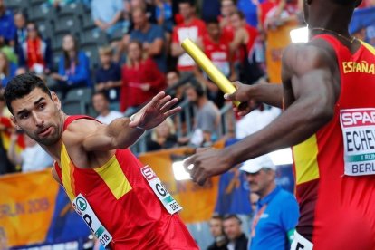 Samu García recibe el testigo de Darwin Andrés Echeverry durante las series del 4x400. /