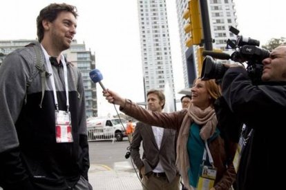 Pau Gasol, en las puertas del hotel del COI en Buenos Aires.