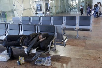 Un sin techo en el aeropuerto de El Prat.