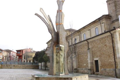 Escultura de acero colocada hace cinco años en recuerdo del Negrillón de Boñar. CAMPOS