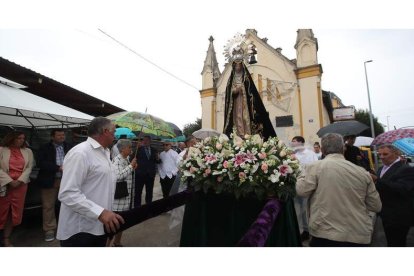 Camponaraya celebró ayer la procesión en honor a La Soledad. ANA F. BARREDO