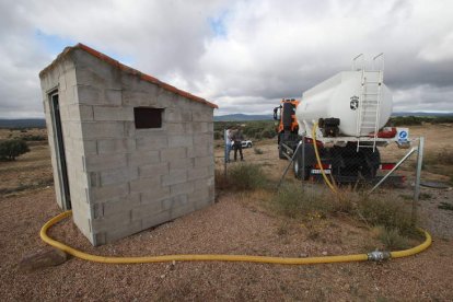 Un camión cisterna reparte agua en Santa Catalina de Somoza, en una imagen de archivo. RAMIRO