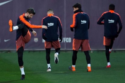 Piqué, en el último entrenamiento del Barça antes de viajar a Mestalla para la Copa.