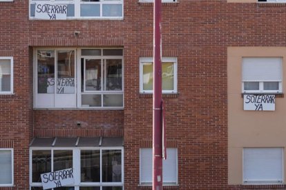 Las protestas de los vecinos que exigen el soterramiento son constantes, como se puede apreciar en la imagen. MIGUEL F.B.