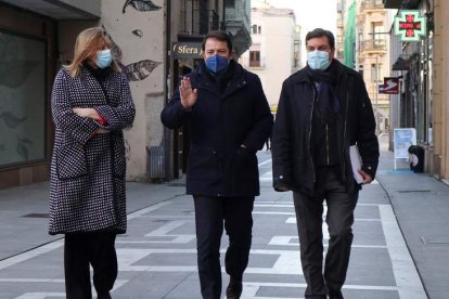 Alfonso Fernández Mañueco entre Carriedo e Isabel Blanco ayer, en Zamora. MARIAM MONTESINOS