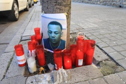 Velas en el lugar donde murió asesinado Inocencio Montero