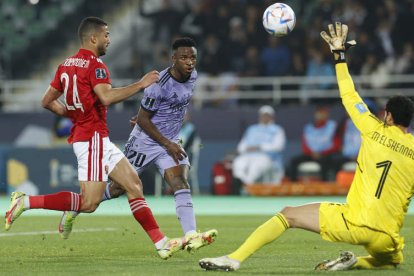 Vinicius anotó el primer gol del Real Madrid frente al Al-Ahly que abría el camino al triunfo de los de Ancelotti y el pase a la final del Mundial de Clubes. JULIO MUÑOZ