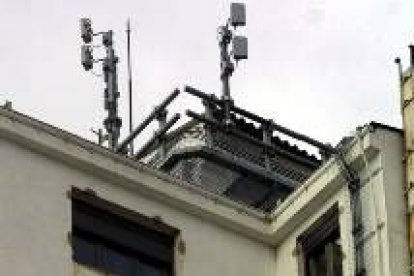 Una antena de telefonía móvil instalada en la céntrica plaza de las Cortes Leonesas