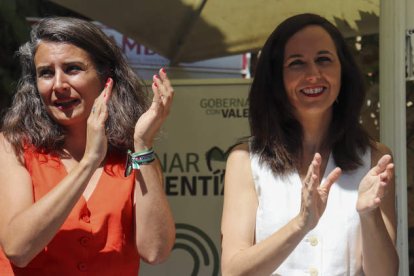 Ione Belarra, ministra de Derechos Sociales, junto a Irene de Miguel. VICENTE ROSSO