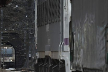 Trenes de mercancías, en la zona de la estación de Busdongo. FERNANDO OTERO