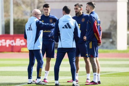 De la Fuente conversa con varios jugadores en un momento del entrenamiento de ayer. PABLO GARCÍA