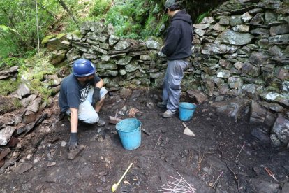 De izquierda a derecha y de arriba abajo, tres imágenes de miembros de la Federación de Guerrillas de León-Galicia, portada de la publicación ‘El guerrillero’, cuyo primer número se editó en la localidad berciana de Santalla, y ficha portugues