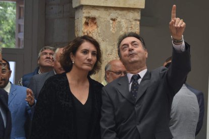 La consejera de Turismo, Maria Josefa García Cirac, junto al alcalde del Burgo de Osma, ayer. W. GARCÍA