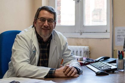 Antonio Serrano, psiquiatra del Caule, en la consulta del Hospital San Antonio Abad donde atiende a pacientes de covid persistente con sintomatología psíquica. MIGUEL F. B.