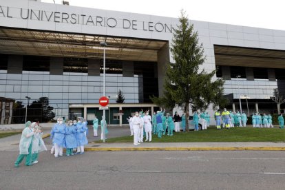 Aplausos de los sanitarios en el Hospital de León. MARCIANO PÉREZ