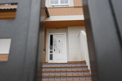 La puerta de la vivienda en la que ocurrieron los hechos muestra las huellas de lo ocurrido.