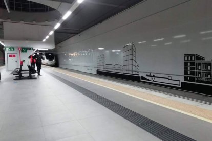 Llegada del tren con destino a Ponferrada a la estación de León, el pasado jueves. DL