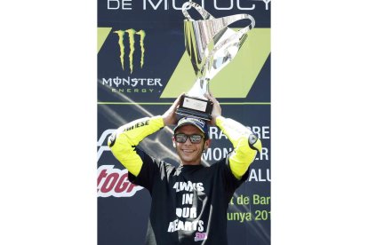 Rossi en el podio con la camiseta en homenaje a Salom. DALMAU