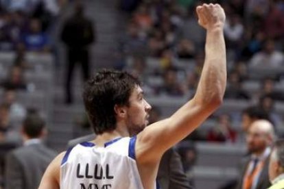 El base del Real Madrid Sergio Llull celebra una canasta de su equipo en un lance del partido.