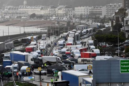 Imagen de las filas de camiones en Dover. FACUNDO AGUIRREZABALAGA