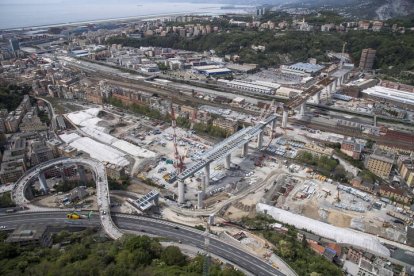 Una imagen de la construcción de un puente en Génova, Italia. LUCA ZENNARO