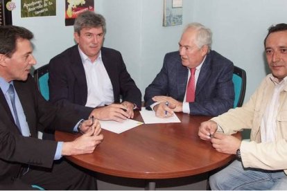 Fidentino Reyero -izquierda- y Guillermo García -centro-, en la reunión de ayer.