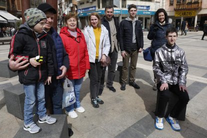 Del miedo a las bombas al disfrute de un paseo de sábado en La Bañeza. FERNANDO OTERO