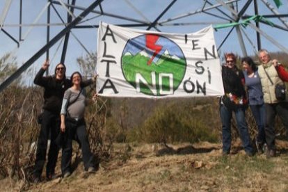 Una de las pancartas en contra de la línea, colocada en la torre levantada en Siero de la Reina. NORBERTO