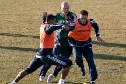 Thomas Gravesen, Julio César Baptista, e Iván Helguera, durante un entrenamiento en Valdebebas