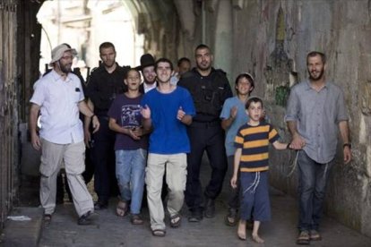 Extremistas judíos escoltados junto a la mezquita de Al Aqsa (Jerusalén).