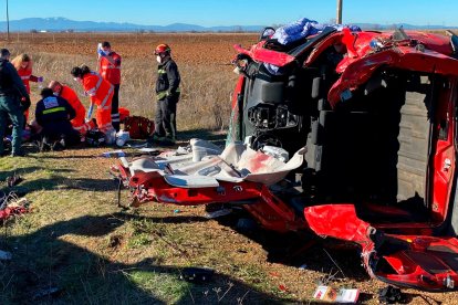 Los sanitarios intentan reanimar infructuosamente al conductor del vehículo siniestrado. DL