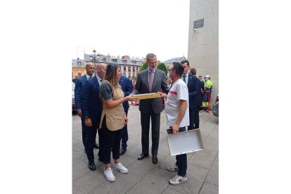 Tania Fernández y Fernando Liébana le regalaron al rey una empanada berciana antes de su partida. DL