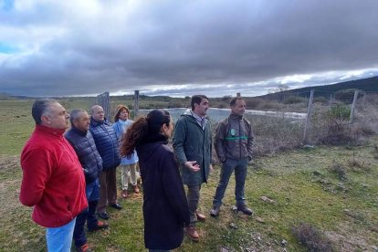 El consejero Juan Carlos Suárez-Quiñones, ayer en su visita a la balsa de Brazuelo. DL