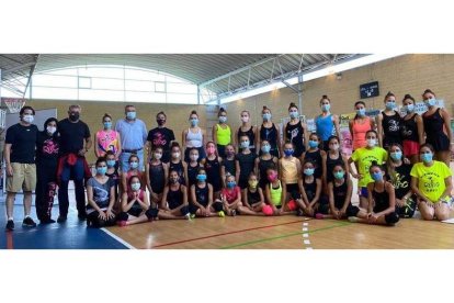 Entrenadoras y gimnastas junto al alcalde de Sariegos, Roberto Aller, y el concejal Carlos López. DL